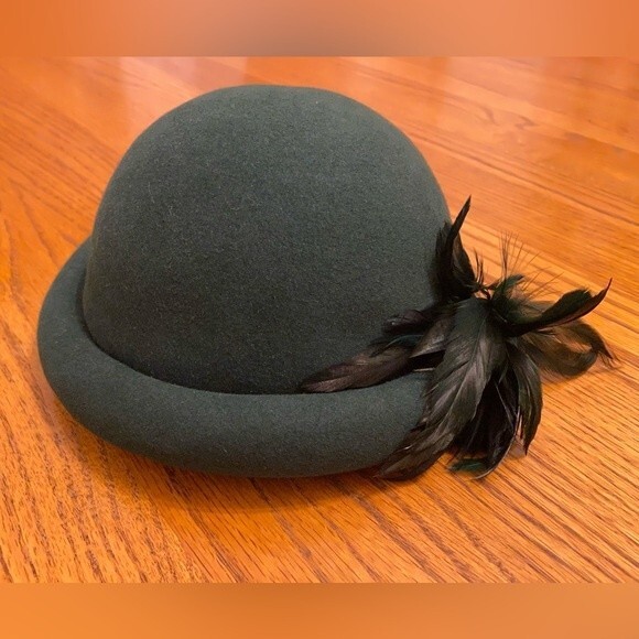 Janyth Roy 1950s Vintage Wool Felt Emerald Green Rolled Bowler Feather Half Hat - Picture 1 of 13